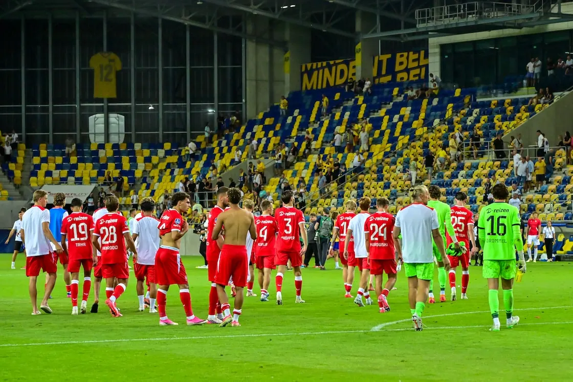 De spelers van FC Twente verlaten het veld in Slowakije.