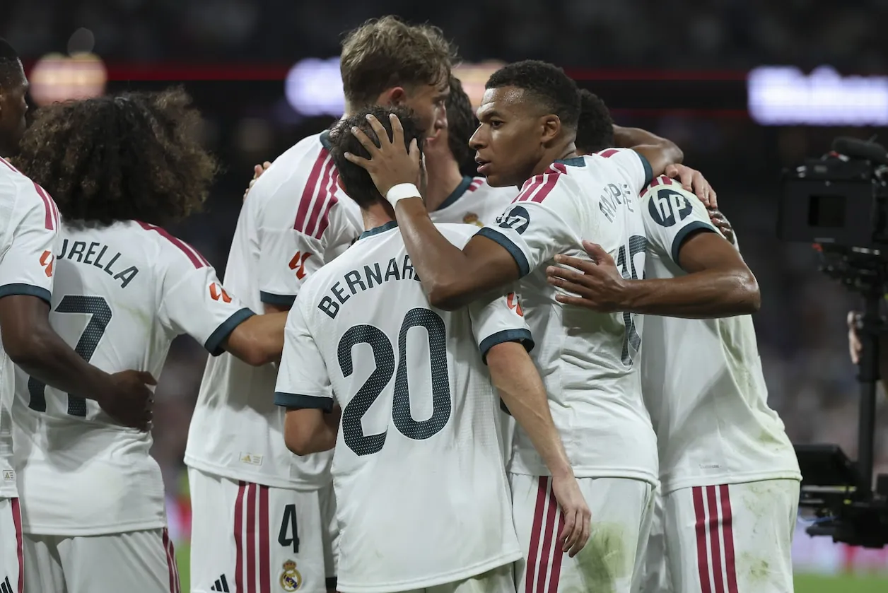De spelers van Real Madrid vallen elkaar in de armen na de tweede treffer van Kylian Mbappé.© ANP / EPA