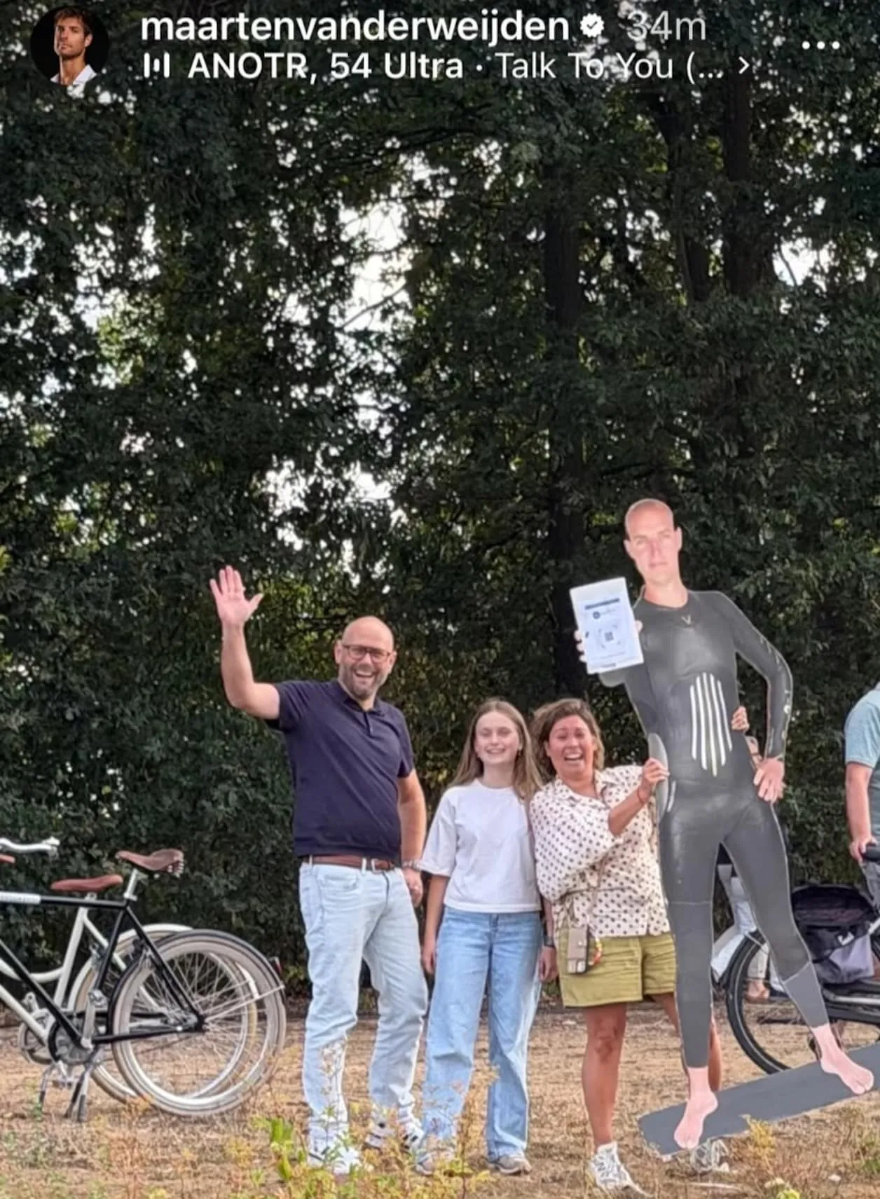 Instagram post van Maarten van der Weijden waarbij Puck met haar ouders en het bord van Maarten langs de kant staat aan te moedigen.© BN DeStem