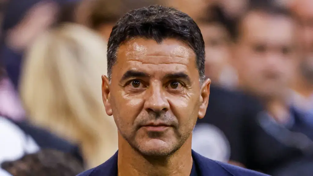 Míchel krijgt flinke kritiek na reserverol Ajacied: 'Een onbegrijpelijke beslissing'