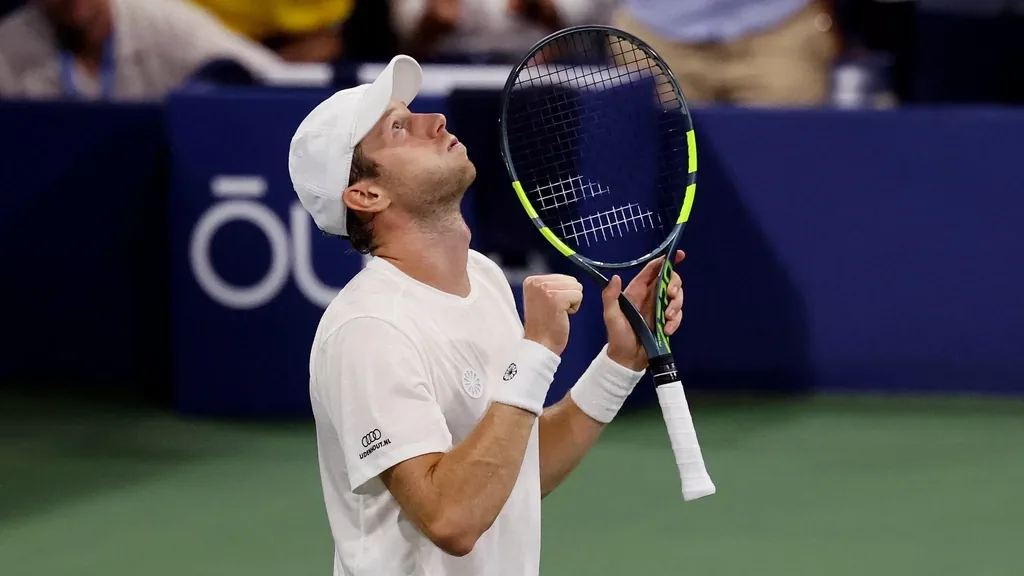 Botic van de Zandschulp overleeft matchpoint en bereikt laatste 8 na waanzinnige comeback