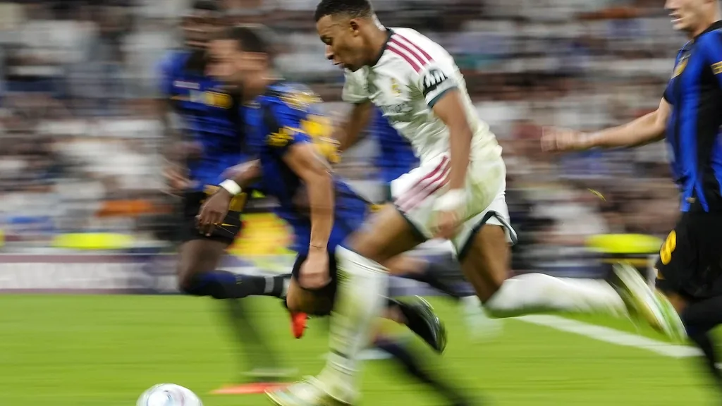 Dumfries beleeft succesvol CL-debuut bij Real Madrid met zwaarbevochten zege op zijn oude club