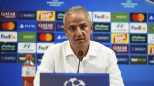 Feest aan Comomeer na winst van debutant • Fenerbahçe-coach biedt ontslag aan