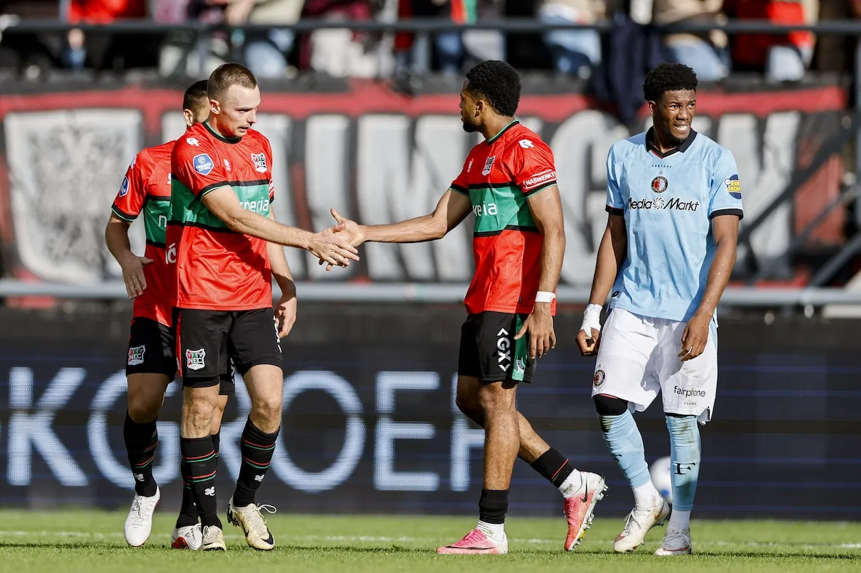 Darko Nejašmić wordt gefeliciteerd met zijn 1-1.© ANP