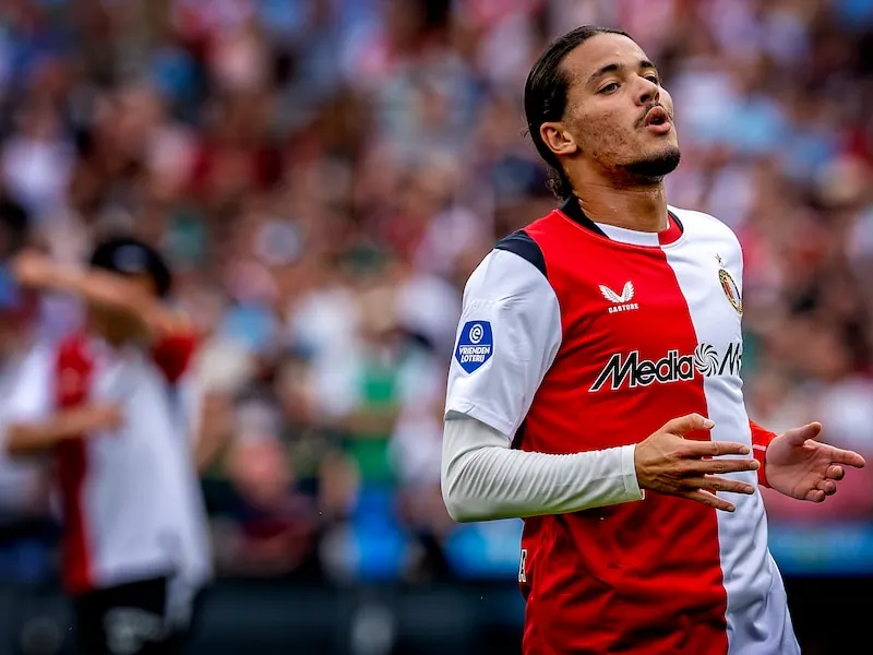 ‘Dat was voor mij wel de druppel’: Giovanni van Bronckhorst verklaart absentie Anis Hadj Moussa bij Feyenoord