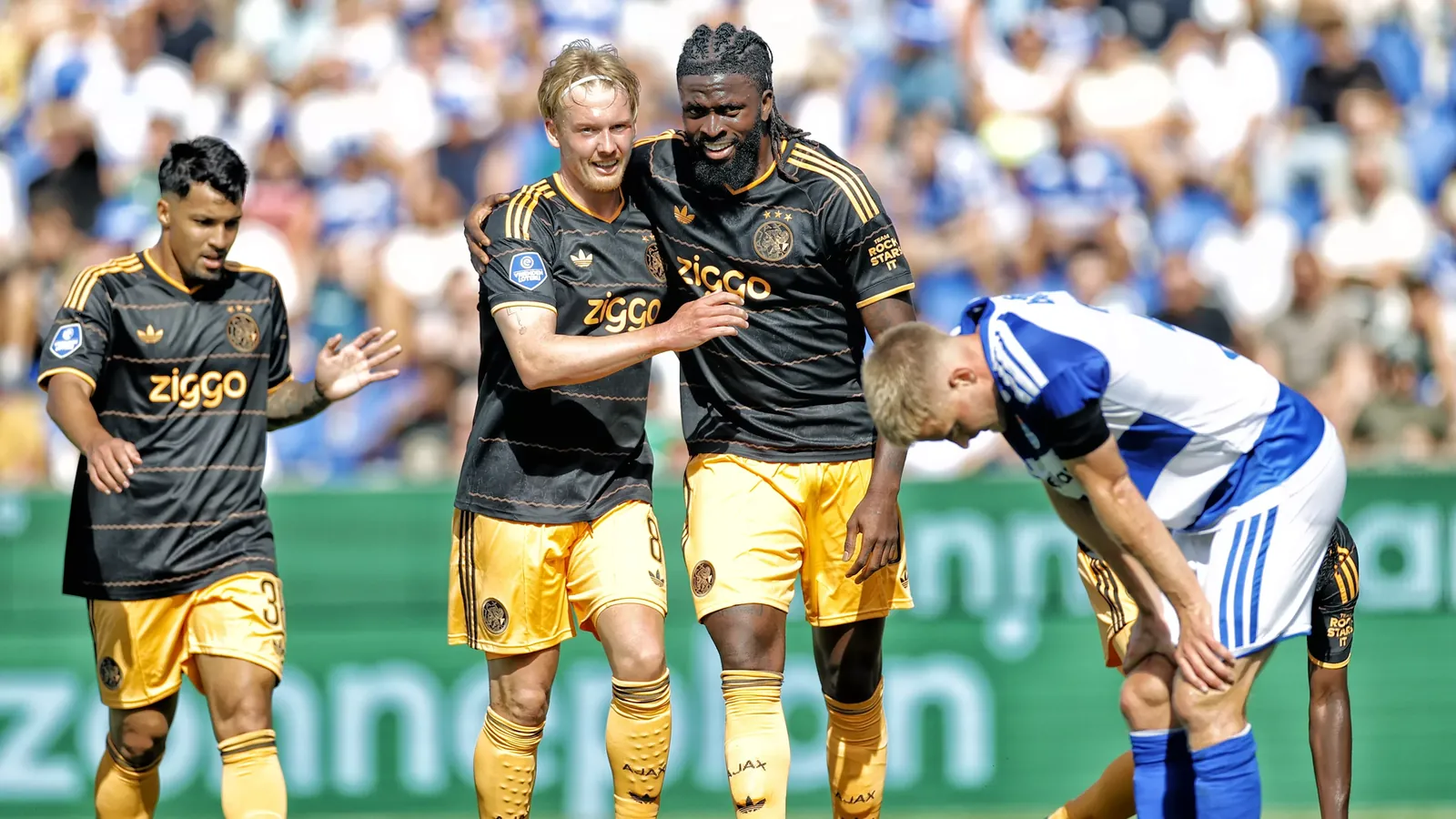 Aanwinsten Julian Brandt en Tolu Arokodare knuffelen elkaar, op de achtergrond Marcos Leonardo