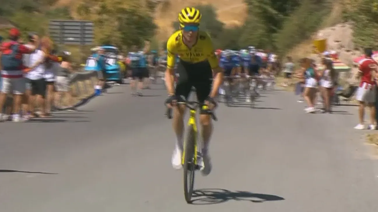 Sepp Kuss is de eerste aanvaller vanuit het peloton op zo'n 100 kilometer van de finish.